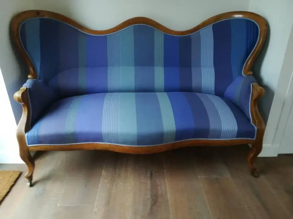 fauteuil bleu rayé