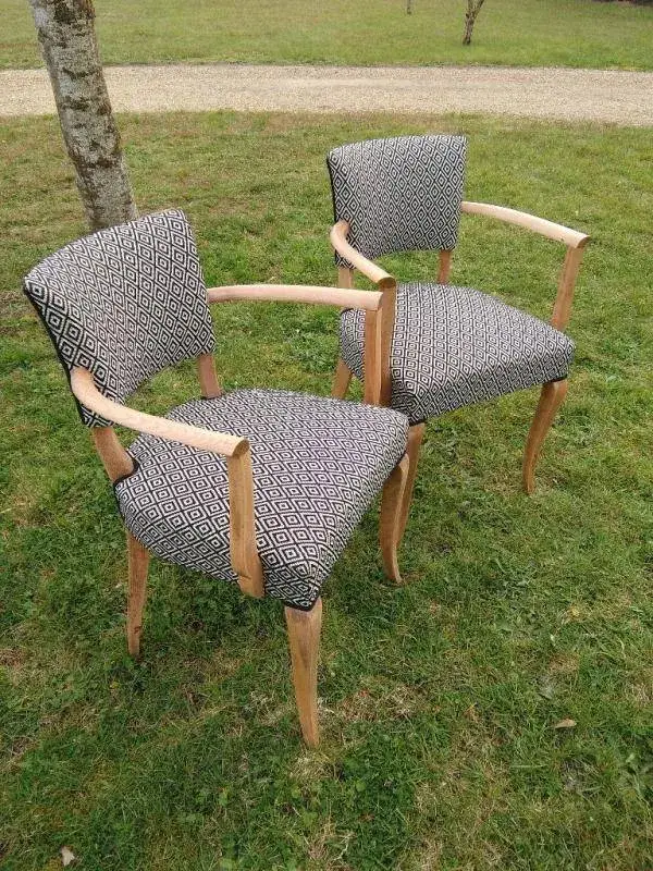 fauteuil gris en bois