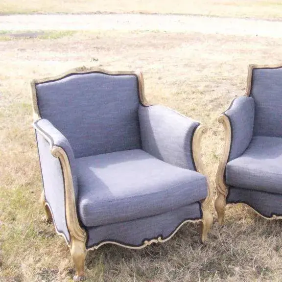 fauteuil gris et blanc