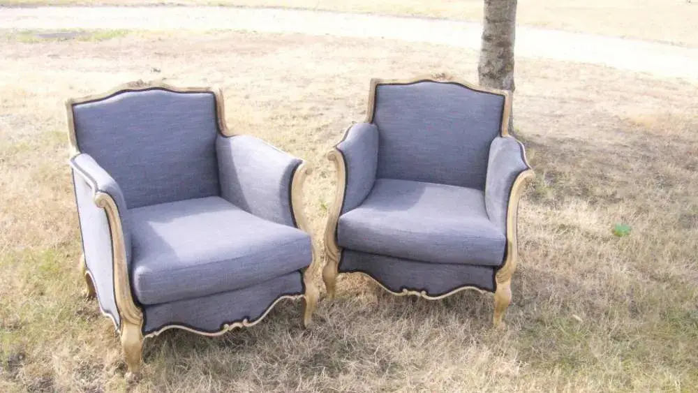 deux fauteuil gris et blanc