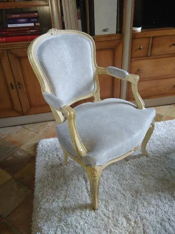 fauteuil blanc ancien en bois