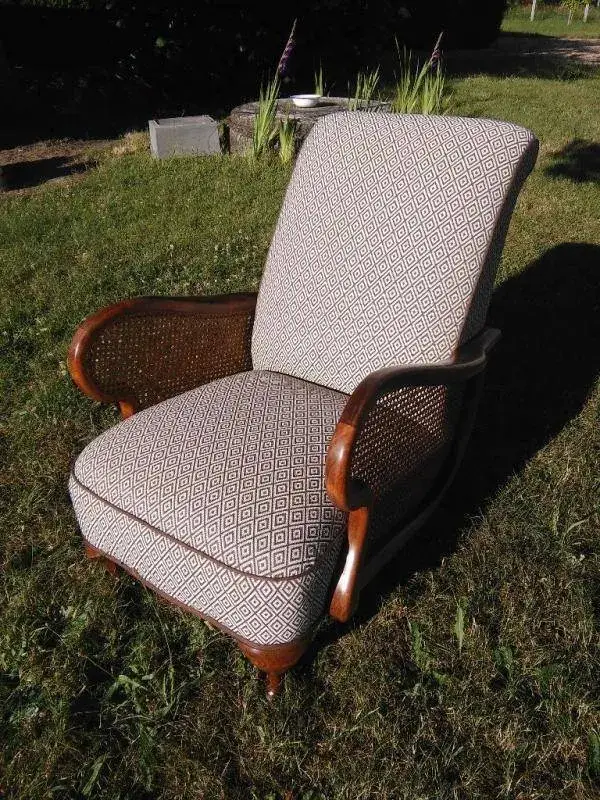 fauteuil blanc assise basse en bois