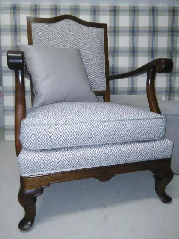 fauteuil blanc avec motif en bois