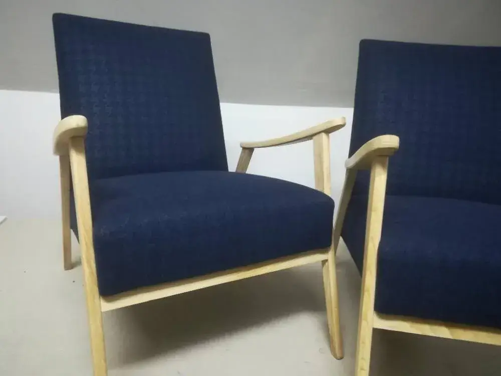 fauteuil bleu et blanc