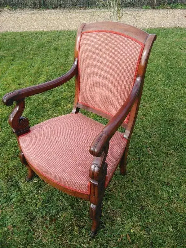 fauteuil rouge en bois